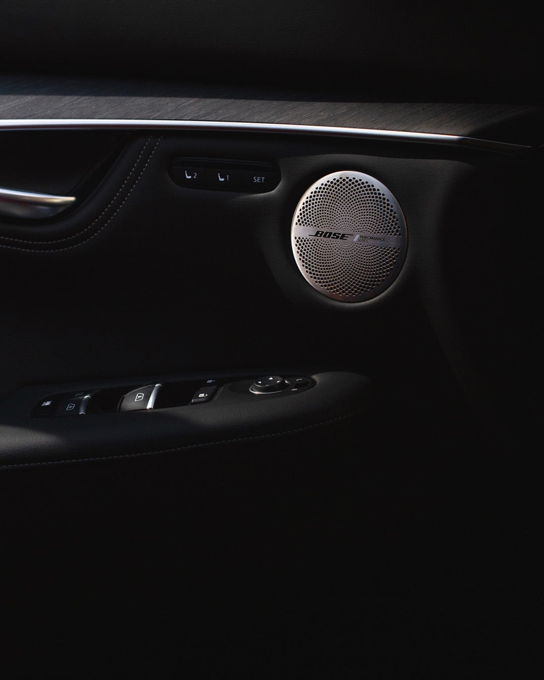 Base de carga inalámbrica para smartphone INFINITI QX50 2025 y cuatro puertos USB