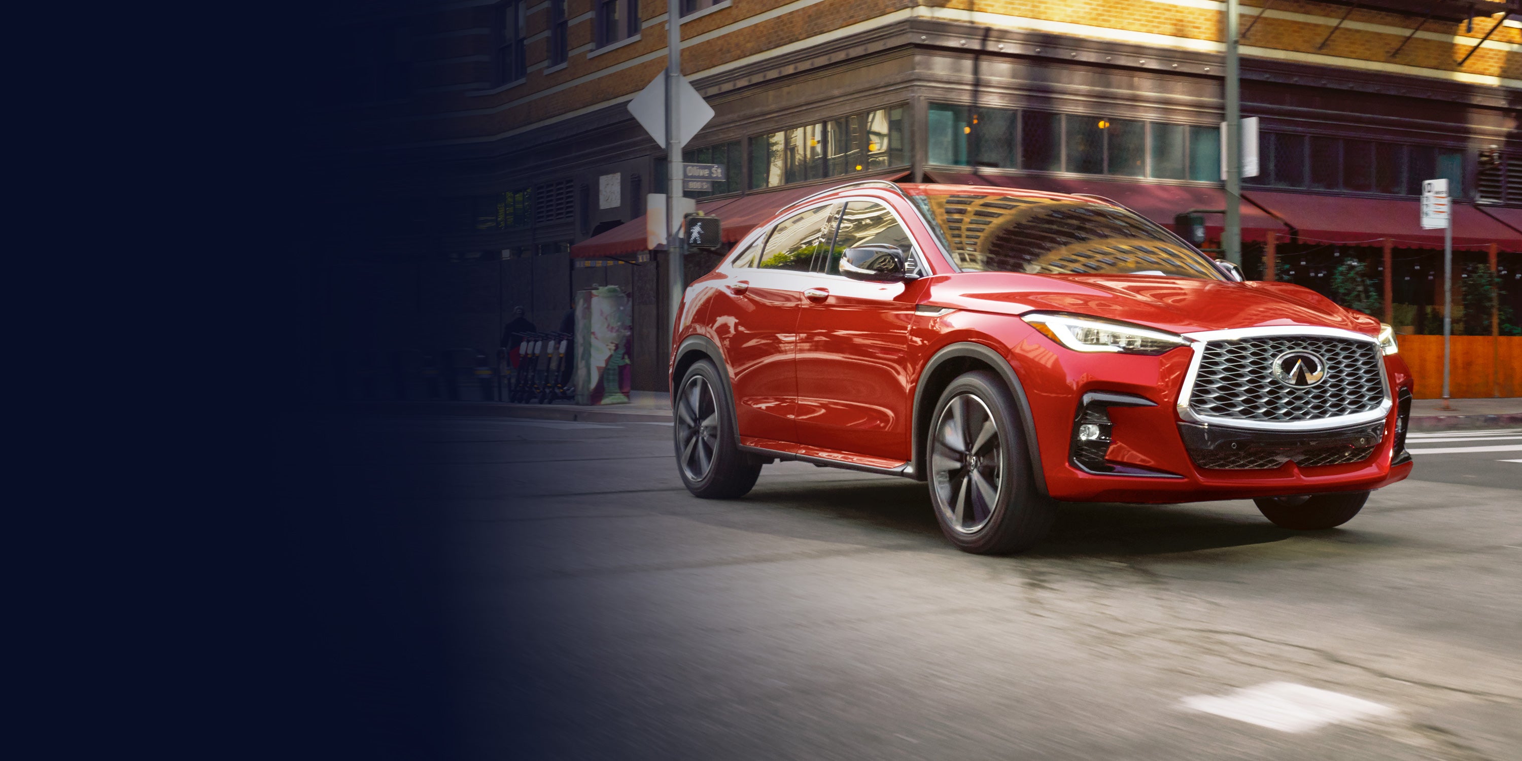 Nuevo INFINITI QX80 Autograph sobre carretera al atardecer